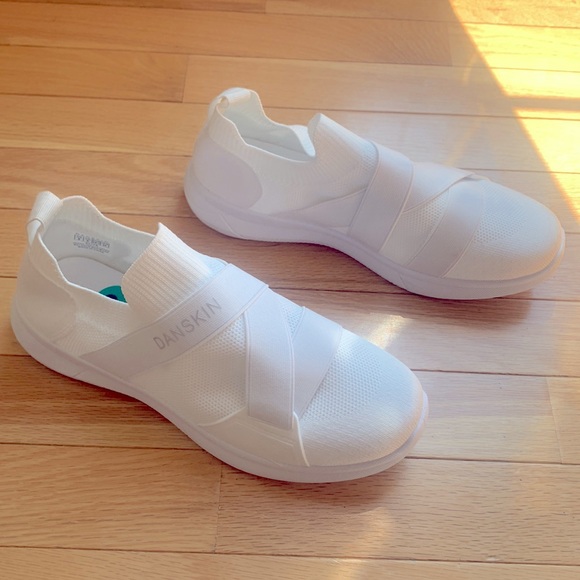 DANSKIN NWT SUPER CUTE WHITE SLIP ON SNEAKERS - Picture 3 of 4